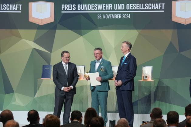 Verleihung des Preises Bundeswehr und Gesellschaft 2024 Verteidigungsminister Boris Pistorius gemeinsam mit Oberbuergermeister von Marienberg Andre Heinrich und Dr. Gerd Landsberg mit dem Preis bei der Verleihung des Preises der Bundeswehr und Gesellschaft 2024, Berlin, 28.11.2024 Berlin Berlin Deutschland