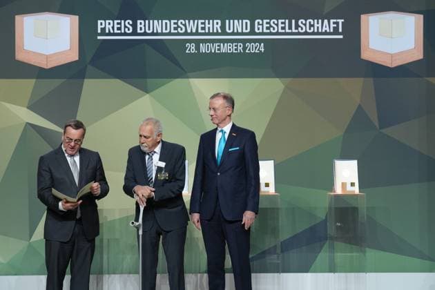 Verleihung des Preises Bundeswehr und Gesellschaft 2024 Verteidigungsminister Boris Pistorius gemeinsam mit Klaus Kunzmann und Dr. Gerd Landsbergmit dem Preis bei der Verleihung des Preises der Bundeswehr und Gesellschaft 2024, Berlin, 28.11.2024 Berlin Berlin Deutschland