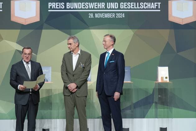 Verleihung des Preises Bundeswehr und Gesellschaft 2024 Verteidigungsminister Boris Pistorius gemeinsam mit Oberstudienrat Oliver Sluka und Dr. Gerd Landsberg mit dem Preis bei der Verleihung des Preises der Bundeswehr und Gesellschaft 2024, Berlin, 28.11.2024 Berlin Berlin Deutschland