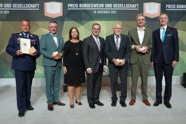 News Themen der Woche KW48 News Bilder des Tages Verleihung des Preises Bundeswehr und Gesellschaft 2024 Gruppenbild aller Preistraegerinnen und Preistraeger mit Verteidigungsminister Boris Pistorius und Vizepraesidentin des Deutschen Bundestages Yvonne Magwas bei der Verleihung des Preises Bundeswehr und Gesellschaft 2024 im Paul Loebe Haus, Berlin, 28.11.2024 Berlin Berlin Deutschland *** Presentation of the Bundeswehr and Society 2024 Award Group photo of all award winners with Defense Minister Boris Pistorius and Vice President of the German Bundestag Yvonne Magwas at the presentation of the Bundeswehr and Society 2024 Award in the Paul Loebe Haus, Berlin, 28 11 2024 Berlin Berlin Germany