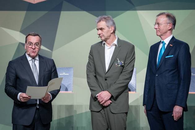 Verleihung des Preises Bundeswehr und Gesellschaft Boris Pistorius Bundesverteidigungsminister uebergibt den Preis an Oliver Sluka Oberstudiendirektor Schulleiter der Berufschule 7 mit Dr. Gerd Landsberg Ehrengeschaeftsfuehrer des Deutschen Stadte und Gemeindebundes bei der Verleihung des Preises Bundeswehr und Gesellschaft im Paul Loebe-Haus in Berlin Berlin Berlin Deutschland