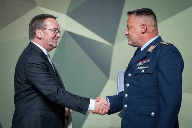 Verleihung des Preises Bundeswehr und Gesellschaft Boris Pistorius Bundesverteidigungsminister uebergibt den Bundeswehrpreis an Stabsfeldwebel Michael Eichstaedt, Wald der Erinnerung bei der Verleihung des Preises Bundeswehr und Gesellschaft im Paul Loebe-Haus in Berlin Berlin Berlin Deutschland