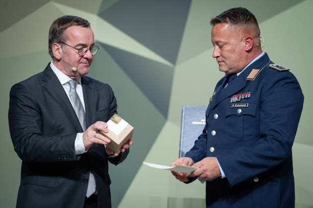 Verleihung des Preises Bundeswehr und Gesellschaft Boris Pistorius Bundesverteidigungsminister uebergibt den Bundeswehrpreis an Stabsfeldwebel Michael Eichstaedt, Wald der Erinnerung bei der Verleihung des Preises Bundeswehr und Gesellschaft im Paul Loebe-Haus in Berlin Berlin Berlin Deutschland