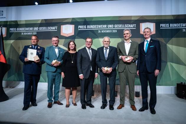 Verleihung des Preises Bundeswehr und Gesellschaft Gruppenfoto mit allen Preistraegern des Preises Bundeswehr und Gesellschaft (v. l. ) Stabsfeldwebel Michael Eichstaedt, Wald der Erinnerung, Herrn Andre Heinrich Oeberbuergermeister der Bergstadt Marienberg, Yvonne Magwas Vizepraesidentin des Deutschen Bundestages, Boris Pistorius Bundesverteidigungsminister, Klaus Kunzmann Geschaeftsfuehrer Gesellschaft Patenschaftsgesellschaft Marineschiffe Karlsruhe, Oliver Sluka Oberstudiendirektor Schulleiter der Berufschule 7 und Dr. Gerd Landsberg Ehrengeschaeftsfuehrer des Deutschen Stadte und Gemeindebundes bei der Verleihung des Preises Bundeswehr und Gesellschaft im Paul Loebe-Haus in Berlin Berlin Berlin Deutschland