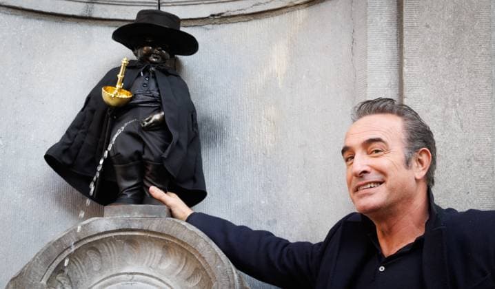 Bilder des Jahres 2024, Entertainment 11 November Entertainment Bilder des Tages French actor Jean Dujardin pictured in front of Zorro Manneken Piss costume, after an award ceremony for the City of Brussels Medal of Recognition, in Brussels, Thursday 28 November 2024. A tribute to the iconic fictional character Zorro, created in 1919 and portrayed by Jean Dujardin in a new television series.  BENOITxDOPPAGNE 106694021