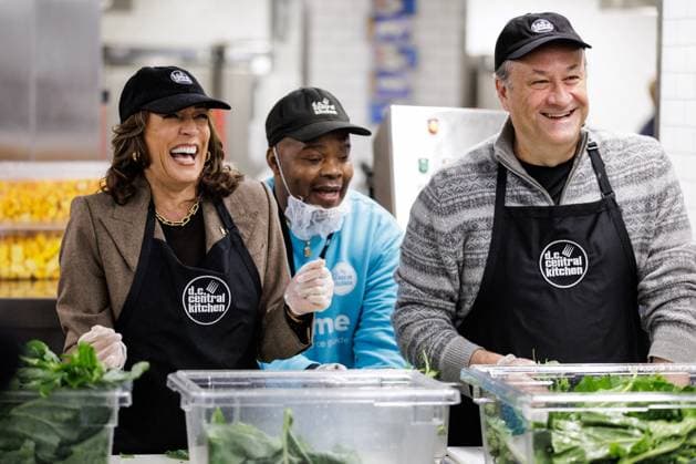 Entertainment Themen der Woche KW48 News Bilder des Tages DC: Vice President Harris Volunteers at DC Central Kitchen on Thanksgiving Vice President Kamala Harris and Second Gentleman Doug Emhoff volunteer at the DC Central Kitchen on Thanksgiving, November 28, 2024 in Washington, D.C. (Photo by Samuel Corum Pool ABACAPRESS.COM) Washington DC United States  Copyright: xPool ABACAx