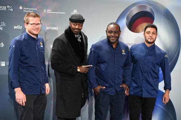 Entertainment Bilder des Tages Nelson MUELLER, Müller, 2.v.r., Koch, mit seinem Team Roter Teppich, Red Carpet Show, Ankunft, arrival, Verleihung Deutscher Nachhaltigkeitspreis in Duesseldorf am 28.11.2024.