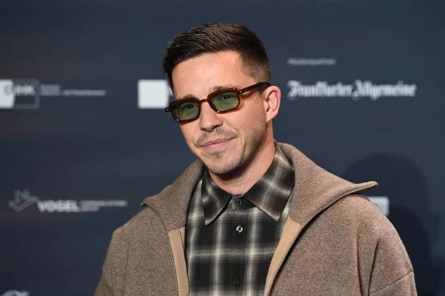 Nico SANTOS, Saenger, Musiker, Roter Teppich, Red Carpet Show, Ankunft, arrival, Verleihung Deutscher Nachhaltigkeitspreis in Duesseldorf am 28.11.2024.