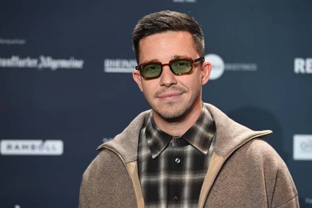 Entertainment Bilder des Tages Nico SANTOS, Saenger, Musiker, Roter Teppich, Red Carpet Show, Ankunft, arrival, Verleihung Deutscher Nachhaltigkeitspreis in Duesseldorf am 28.11.2024.
