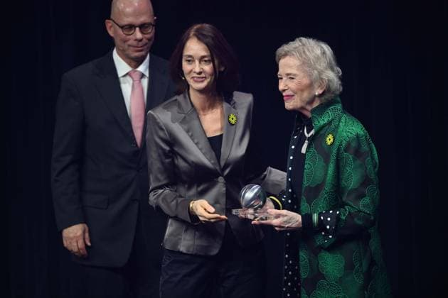 News Themen der Woche KW48 Bilder des Jahres 2024, News 11 November News Bilder des Tages Mary ROBINSON, UN Hochkommissarin fuer Menschenrechte, rechts, erhaelt den Ehrenpreis des Deutschen Nachhaltigkeitspreises, Mitte: Katharina BARLEY, Politikerin, links Prof. Guenther BACHMANN, Verleihung Deutscher Nachhaltigkeitspreis in Duesseldorf am 28.11.2024. *** Mary ROBINSON, UN High Commissioner for Human Rights, right, receives the honorary prize of the German Sustainability Award, center Katharina BARLEY, politician, left Prof Guenther BACHMANN, German Sustainability Award ceremony in Duesseldorf on 28 11 2024
