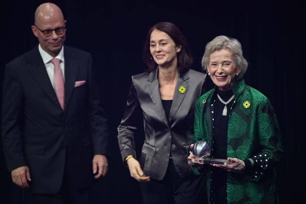 Mary ROBINSON, UN Hochkommissarin fuer Menschenrechte, rechts, erhaelt den Ehrenpreis des Deutschen Nachhaltigkeitspreises, Mitte: Katharina BARLEY, Politikerin, links Prof. Guenther BACHMANN, Verleihung Deutscher Nachhaltigkeitspreis in Duesseldorf am 28.11.2024.
