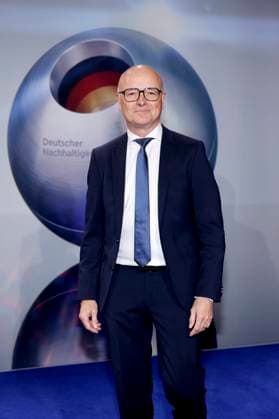 Moderator Karsten Schwanke bei der Verleihung des Deutschen Nachhaltigkeitspreis im Maritim Hotel Düsseldorf. Düsseldorf, 28.11.2024 NRW Deutschland Copyright: xChristophxHardtx