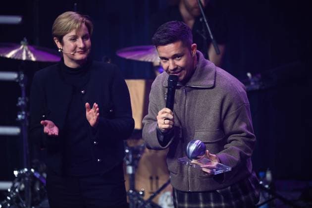 Nico SANTOS, Saenger, Musiker, erhaelt den Deutschen Nachhaltigkeitspreis, links Laudatorin Barbara GRUNER, Verleihung Deutscher Nachhaltigkeitspreis in Duesseldorf am 28.11.2024.