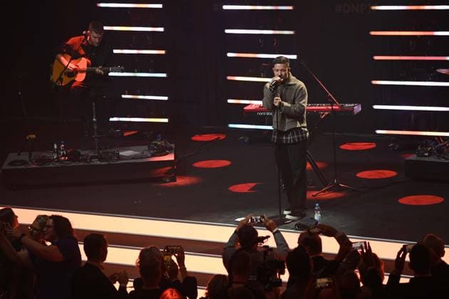 Nico SANTOS, Saenger, Musiker, erhaelt den Deutschen Nachhaltigkeitspreis, hier bei seinem Konzert, singend, Gesang, Verleihung Deutscher Nachhaltigkeitspreis in Duesseldorf am 28.11.2024.