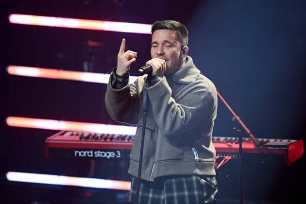 Nico SANTOS, Saenger, Musiker, erhaelt den Deutschen Nachhaltigkeitspreis, hier bei seinem Konzert, singend, Gesang, Verleihung Deutscher Nachhaltigkeitspreis in Duesseldorf am 28.11.2024.