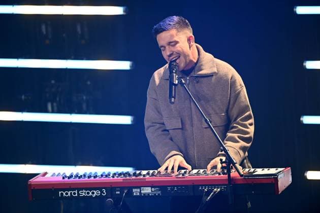 Nico SANTOS, Saenger, Musiker, erhaelt den Deutschen Nachhaltigkeitspreis, hier bei seinem Konzert, singend, Gesang, Verleihung Deutscher Nachhaltigkeitspreis in Duesseldorf am 28.11.2024.
