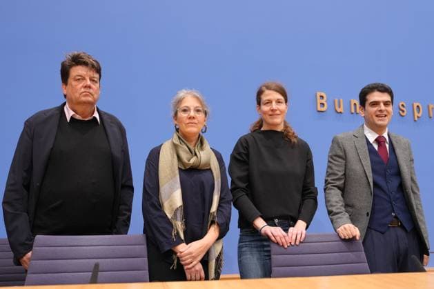 News Themen der Woche KW48 Bilder des Jahres 2024, News 11 November News Bilder des Tages Bundespressekonferenz, Die Haftbefehle des IStGH und Deutschlands Rolle Wolfgang Kaleck gemeinsam mit Prof. Hanna Kienzler, Prof. Dr. Christine Binzel und Prof. Michael Barenboim in der Bundespressekonferenz zur Stellungnahme der Haftbefehle des IStGH und Deutschlands Rolle, Berlin , 29.11.2024 Berlin Berlin Deutschland *** Federal Press Conference, The arrest warrants of the ICC and Germanys role Wolfgang Kaleck together with Prof Hanna Kienzler, Prof Dr Christine Binzel and Prof Michael Barenboim at the Federal Press Conference on the statement of the arrest warrants of the ICC and Germanys role, Berlin , 29 11 2024 Berlin Berlin Germany