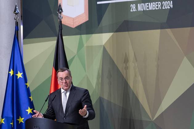 28.11.2024, Preis Bundeswehr und Gesellschaft Preisverleihung 2024 im Paul Löbe Haus des Deutschen Bundestags in Berlin. Verteidigungsminister Boris Pistorius (SPD) begrüßt die Preisträger und Gäste. Berlin