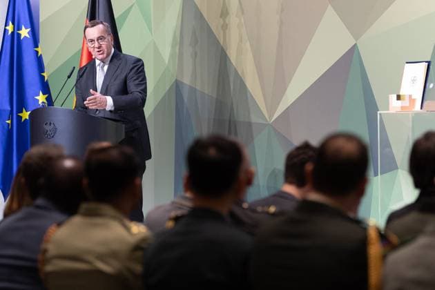 28.11.2024, Preis Bundeswehr und Gesellschaft Preisverleihung 2024 im Paul Löbe Haus des Deutschen Bundestags in Berlin. Verteidigungsminister Boris Pistorius (SPD) begrüßt die Preisträger und Gäste. Berlin