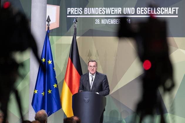 28.11.2024, Preis Bundeswehr und Gesellschaft Preisverleihung 2024 im Paul Löbe Haus des Deutschen Bundestags in Berlin. Verteidigungsminister Boris Pistorius (SPD) begrüßt die Preisträger und Gäste. Berlin