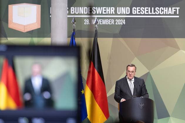 28.11.2024, Preis Bundeswehr und Gesellschaft Preisverleihung 2024 im Paul Löbe Haus des Deutschen Bundestags in Berlin. Verteidigungsminister Boris Pistorius (SPD) begrüßt die Preisträger und Gäste. Berlin