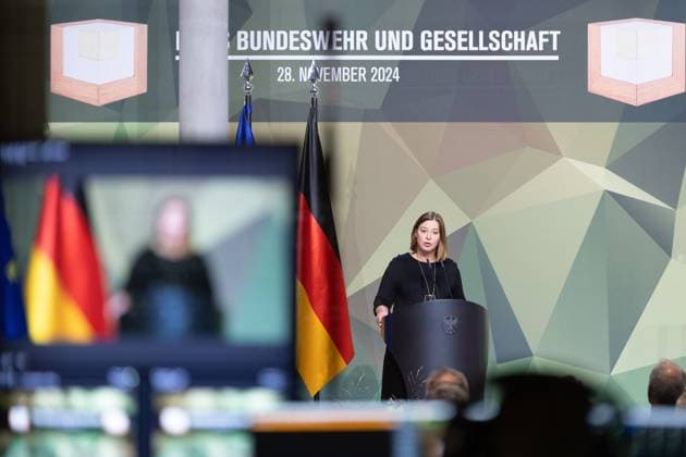 28.11.2024, Preis Bundeswehr und Gesellschaft Preisverleihung 2024 im Paul Löbe Haus des Deutschen Bundestags in Berlin. Die Vizepräsidentinnen des Deutschen Bundestages, Yvonne Magwas (CDU CSU) während ihrer Begrüßungsworte. Berlin