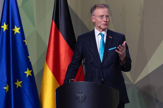 28.11.2024, Preis Bundeswehr und Gesellschaft Preisverleihung 2024 im Paul Löbe Haus des Deutschen Bundestags in Berlin. Der Ehrengeschäftsführer des Deutschen Städte- und Gemeindebundes, Dr. Gerd Landsberg, bei seiner Begrüßund der Preisträger und Gäste. Berlin