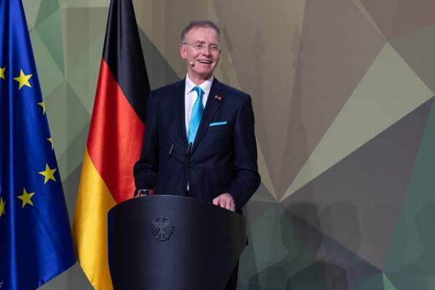28.11.2024, Preis Bundeswehr und Gesellschaft Preisverleihung 2024 im Paul Löbe Haus des Deutschen Bundestags in Berlin. Der Ehrengeschäftsführer des Deutschen Städte- und Gemeindebundes, Dr. Gerd Landsberg, bei seiner Begrüßund der Preisträger und Gäste. Berlin
