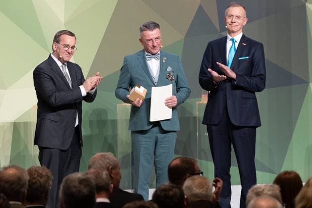 28.11.2024, Preis Bundeswehr und Gesellschaft Preisverleihung 2024 im Paul Löbe Haus des Deutschen Bundestags in Berlin. Für die Stadt Marienberg in Sachsen nimmt Oberbürgermeister AndrÃ Heinrich den Preis in der Kategorie Gebietskörperschaften entgegen. Links Minister Pistorius, rechts Ehrengeschäftsführer des Deutschen Städte- und Gemeindebundes, Dr. Gerd Landsberg, Berlin