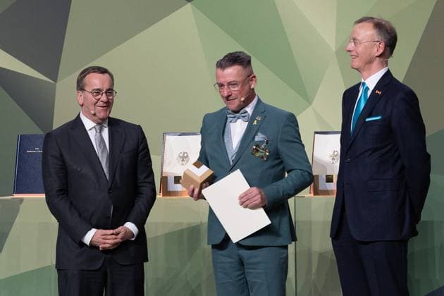 28.11.2024, Preis Bundeswehr und Gesellschaft Preisverleihung 2024 im Paul Löbe Haus des Deutschen Bundestags in Berlin. Für die Stadt Marienberg in Sachsen nimmt Oberbürgermeister AndrÃ Heinrich den Preis in der Kategorie Gebietskörperschaften entgegen. Links Minister Pistorius, rechts Ehrengeschäftsführer des Deutschen Städte- und Gemeindebundes, Dr. Gerd Landsberg, Berlin