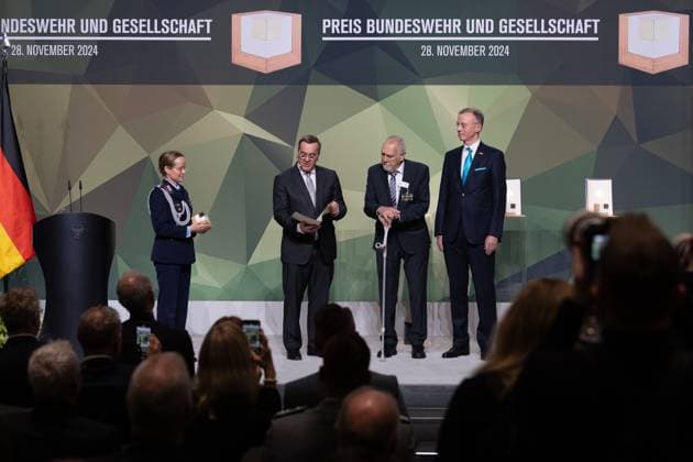 28.11.2024, Preis Bundeswehr und Gesellschaft Preisverleihung 2024 im Paul Löbe Haus des Deutschen Bundestags in Berlin. In der Kategorie Vereine erhält Klaus Kunzmann, Geschäftsführender Gesellschafter, Patenschaftsgesellschaft Marineschiff Karlsruhe Urkunde und Preis aus den Händen des Verteidigungsministers. Rechts: Ehrengeschäftsführer des Deutschen Städte- und Gemeindebundes, Dr. Gerd Landsberg, Berlin