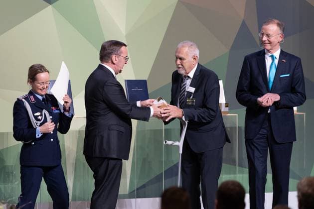 28.11.2024, Preis Bundeswehr und Gesellschaft Preisverleihung 2024 im Paul Löbe Haus des Deutschen Bundestags in Berlin. In der Kategorie Vereine erhält Klaus Kunzmann, Geschäftsführender Gesellschafter, Patenschaftsgesellschaft Marineschiff Karlsruhe Urkunde und Preis aus den Händen des Verteidigungsministers. Rechts: Ehrengeschäftsführer des Deutschen Städte- und Gemeindebundes, Dr. Gerd Landsberg, Berlin