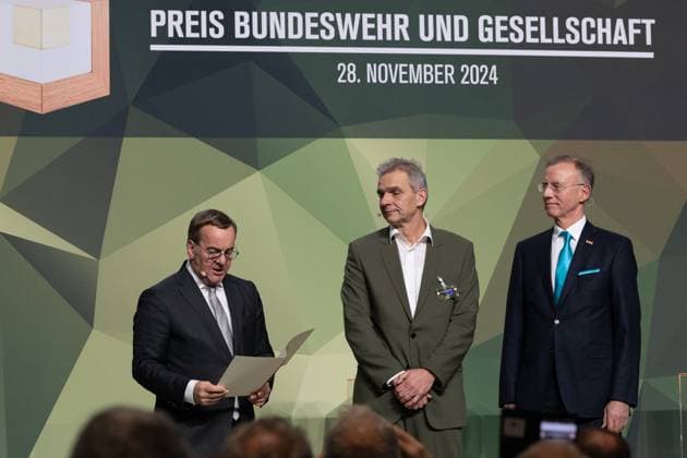 28.11.2024, Preis Bundeswehr und Gesellschaft Preisverleihung 2024 im Paul Löbe Haus des Deutschen Bundestags in Berlin. In der Kategorie Bildung und Kultur erhält die Berufsschule 7 in Augsburg die Auszeichnung. Entgegen genommen wird sie stellvertretend von Oliver Sluka, Oberstudiendirektor, Direktor der Berufsschule 7 in Augsburg. Links Minister Pistorius, rechts Ehrengeschäftsführer des Deutschen Städte- und Gemeindebundes, Dr. Gerd Landsberg, Berlin