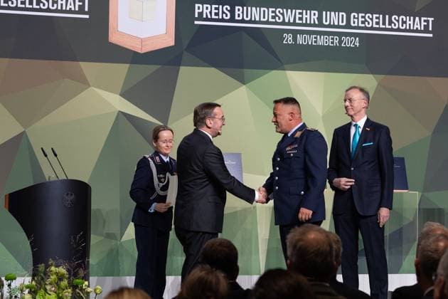28.11.2024, Preis Bundeswehr und Gesellschaft Preisverleihung 2024 im Paul Löbe Haus des Deutschen Bundestags in Berlin. Als Einzelperson erhält die Auszeichnung Stabsfeldwebel Michael Eichstaedt, Einsatzführungskommando der Bundeswehr für sein Projekt und seine Arbeit am Wald der Erinnerung. Hier mit Verteidigungsminister Boris Pistorius (SPD) und Ehrengeschäftsführer des Deutschen Städte- und Gemeindebundes, Dr. Gerd Landsberg (rechts). Berlin