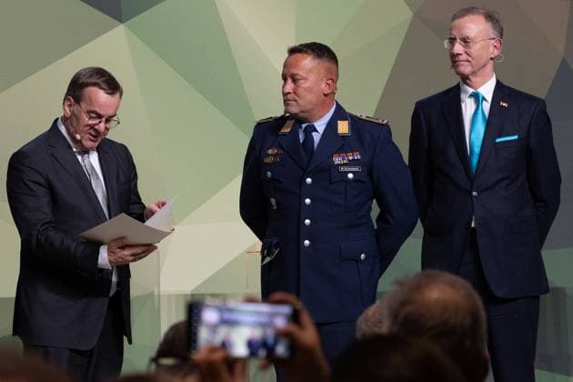 28.11.2024, Preis Bundeswehr und Gesellschaft Preisverleihung 2024 im Paul Löbe Haus des Deutschen Bundestags in Berlin. Als Einzelperson erhält die Auszeichnung Stabsfeldwebel Michael Eichstaedt, Einsatzführungskommando der Bundeswehr für sein Projekt und seine Arbeit am Wald der Erinnerung. Hier mit Verteidigungsminister Boris Pistorius (SPD) und Ehrengeschäftsführer des Deutschen Städte- und Gemeindebundes, Dr. Gerd Landsberg (rechts). Berlin