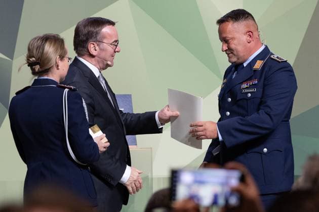 28.11.2024, Preis Bundeswehr und Gesellschaft Preisverleihung 2024 im Paul Löbe Haus des Deutschen Bundestags in Berlin. Als Einzelperson erhält aus den Händen von Verteidigungsminister Boris Pistorius (SPD) die Auszeichnung Stabsfeldwebel Michael Eichstaedt, Einsatzführungskommando der Bundeswehr für sein Projekt und seine Arbeit am Wald der Erinnerung. Berlin
