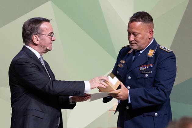 28.11.2024, Preis Bundeswehr und Gesellschaft Preisverleihung 2024 im Paul Löbe Haus des Deutschen Bundestags in Berlin. Als Einzelperson erhält aus den Händen von Verteidigungsminister Boris Pistorius (SPD) die Auszeichnung Stabsfeldwebel Michael Eichstaedt, Einsatzführungskommando der Bundeswehr für sein Projekt und seine Arbeit am Wald der Erinnerung. Berlin