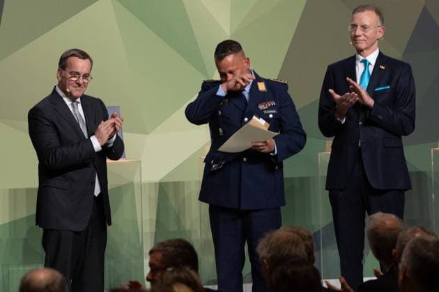 28.11.2024, Preis Bundeswehr und Gesellschaft Preisverleihung 2024 im Paul Löbe Haus des Deutschen Bundestags in Berlin. Als Einzelperson erhält die Auszeichnung Stabsfeldwebel Michael Eichstaedt, Einsatzführungskommando der Bundeswehr für sein Projekt und seine Arbeit am Wald der Erinnerung. Hier mit Verteidigungsminister Boris Pistorius (SPD) und Ehrengeschäftsführer des Deutschen Städte- und Gemeindebundes, Dr. Gerd Landsberg (rechts). Berlin