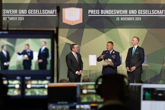 28.11.2024, Preis Bundeswehr und Gesellschaft Preisverleihung 2024 im Paul Löbe Haus des Deutschen Bundestags in Berlin. Als Einzelperson erhält die Auszeichnung Stabsfeldwebel Michael Eichstaedt, Einsatzführungskommando der Bundeswehr für sein Projekt und seine Arbeit am Wald der Erinnerung. Hier mit Verteidigungsminister Boris Pistorius (SPD) und Ehrengeschäftsführer des Deutschen Städte- und Gemeindebundes, Dr. Gerd Landsberg (rechts). Berlin