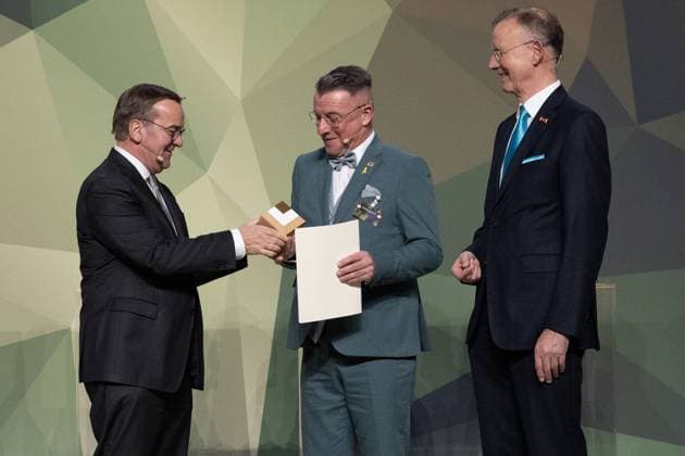 28.11.2024, Preis Bundeswehr und Gesellschaft Preisverleihung 2024 im Paul Löbe Haus des Deutschen Bundestags in Berlin. Für die Stadt Marienberg in Sachsen nimmt Oberbürgermeister AndrÃ Heinrich den Preis in der Kategorie Gebietskörperschaften entgegen. Links Minister Pistorius, rechts Ehrengeschäftsführer des Deutschen Städte- und Gemeindebundes, Dr. Gerd Landsberg, Berlin