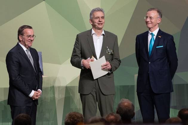 28.11.2024, Preis Bundeswehr und Gesellschaft Preisverleihung 2024 im Paul Löbe Haus des Deutschen Bundestags in Berlin. In der Kategorie Bildung und Kultur erhält die Berufsschule 7 in Augsburg die Auszeichnung. Entgegen genommen wird sie stellvertretend von Oliver Sluka, Oberstudiendirektor, Direktor der Berufsschule 7 in Augsburg. Links Minister Pistorius, rechts Ehrengeschäftsführer des Deutschen Städte- und Gemeindebundes, Dr. Gerd Landsberg, Berlin