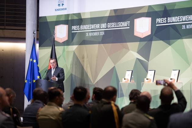 28.11.2024, Preis Bundeswehr und Gesellschaft Preisverleihung 2024 im Paul Löbe Haus des Deutschen Bundestags in Berlin. Verteidigungsminister Boris Pistorius (SPD) begrüßt die Preisträger und Gäste. Berlin