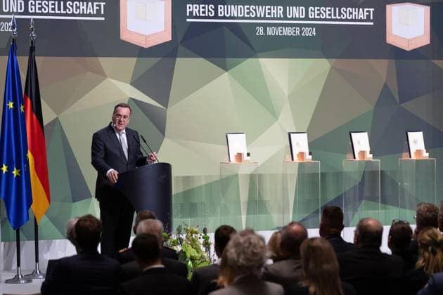 28.11.2024, Preis Bundeswehr und Gesellschaft Preisverleihung 2024 im Paul Löbe Haus des Deutschen Bundestags in Berlin. Verteidigungsminister Boris Pistorius (SPD) begrüßt die Preisträger und Gäste. Berlin