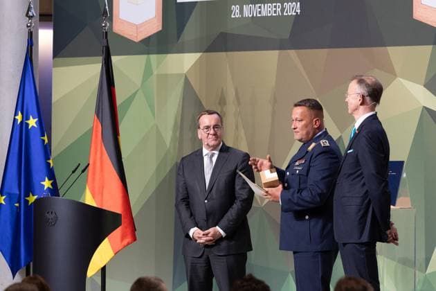 28.11.2024, Preis Bundeswehr und Gesellschaft Preisverleihung 2024 im Paul Löbe Haus des Deutschen Bundestags in Berlin. Als Einzelperson erhält die Auszeichnung Stabsfeldwebel Michael Eichstaedt, Einsatzführungskommando der Bundeswehr für sein Projekt und seine Arbeit am Wald der Erinnerung. Hier mit Verteidigungsminister Boris Pistorius (SPD) und Ehrengeschäftsführer des Deutschen Städte- und Gemeindebundes, Dr. Gerd Landsberg (rechts). Berlin
