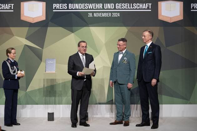 28.11.2024, Preis Bundeswehr und Gesellschaft Preisverleihung 2024 im Paul Löbe Haus des Deutschen Bundestags in Berlin. Für die Stadt Marienberg in Sachsen nimmt Oberbürgermeister AndrÃ Heinrich den Preis in der Kategorie Gebietskörperschaften entgegen. Links Minister Pistorius, rechts Ehrengeschäftsführer des Deutschen Städte- und Gemeindebundes, Dr. Gerd Landsberg, Berlin