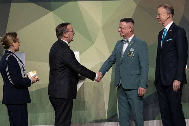 28.11.2024, Preis Bundeswehr und Gesellschaft Preisverleihung 2024 im Paul Löbe Haus des Deutschen Bundestags in Berlin. Für die Stadt Marienberg in Sachsen nimmt Oberbürgermeister AndrÃ Heinrich den Preis in der Kategorie Gebietskörperschaften entgegen. Links Minister Pistorius, rechts Ehrengeschäftsführer des Deutschen Städte- und Gemeindebundes, Dr. Gerd Landsberg, Berlin