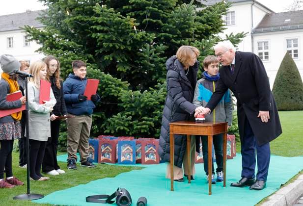 News Themen der Woche KW48 News Bilder des Tages Frau Elke Büdenbender , Bundespräsident Frank-Walter Steinmeier, Deutschland, Berlin, Schloss Bellevue, Entzünden der Lichter am Weihnachtsbaum vor Schloss Bellevue, begleitet von Adventsliedern, gesungen von Schülerinnen und Schülern der Papageno-Grundschule in Berlin-Mitte *** Mrs. Elke Büdenbender , Federal President Frank Walter Steinmeier, Germany, Berlin, Bellevue Palace, Lighting of the lights on the Christmas tree in front of Bellevue Palace, accompanied by Advent carols sung by pupils of the Papageno Primary School in Berlin Mitte
