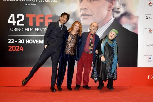 Bilder des Jahres 2024, Entertainment 11 November Entertainment Bilder des Tages Turin: 42nd Turin Film Festival. Photocall film Amichemai Turin: 42nd Turin Film Festival. Photocall film Amichemai . In the photo: Giulio Base, Angela Finocchiaro, Maurizio Nichetti, Serra Yilmaz Turin Italy  Copyright: xIPA ABACAx