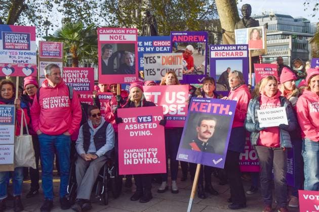 Bilder des Jahres 2024, News 11 November News Bilder des Tages November 29, 2024, London, United Kingdom: Protesters hold placards in support of the Assisted Dying Bill during a demonstration at Parliament Square as MPs debate and vote on the historic bill to legalise assisted dying. London United Kingdom - ZUMAs197 20241129_aaa_s197_052 Copyright: xVukxValcicx