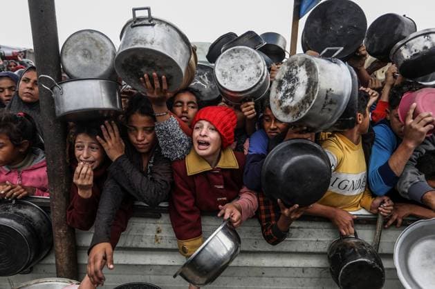 Bilder des Jahres 2024, News 11 November News Bilder des Tages Palestinians crowd to receive food cooked by a charity kitchen amid shortages of food supplies in the southern Gaza Strip, in Khan Yunis in southern Gaza, on Friday on November 29, 2024. Palestinians, including children, who escaped from the attacks of the Israeli army and took shelter in Khan Yunis, wait in line to receive meals distributed by charities while Israel s attacks continue in Gaza.  GAZ2024112920 Anas Deeb